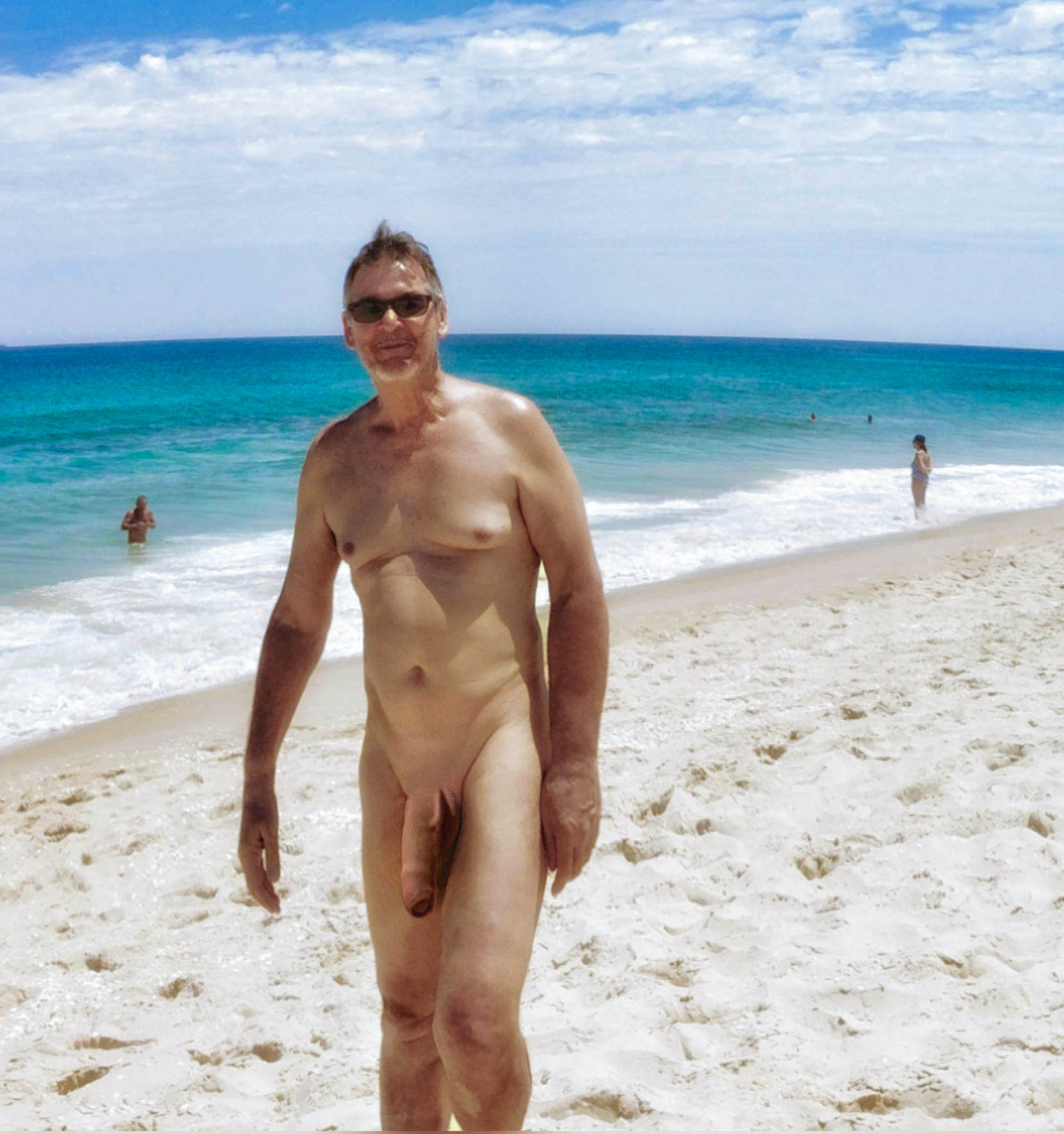 true-nudist-flashing-on-the-beach-2