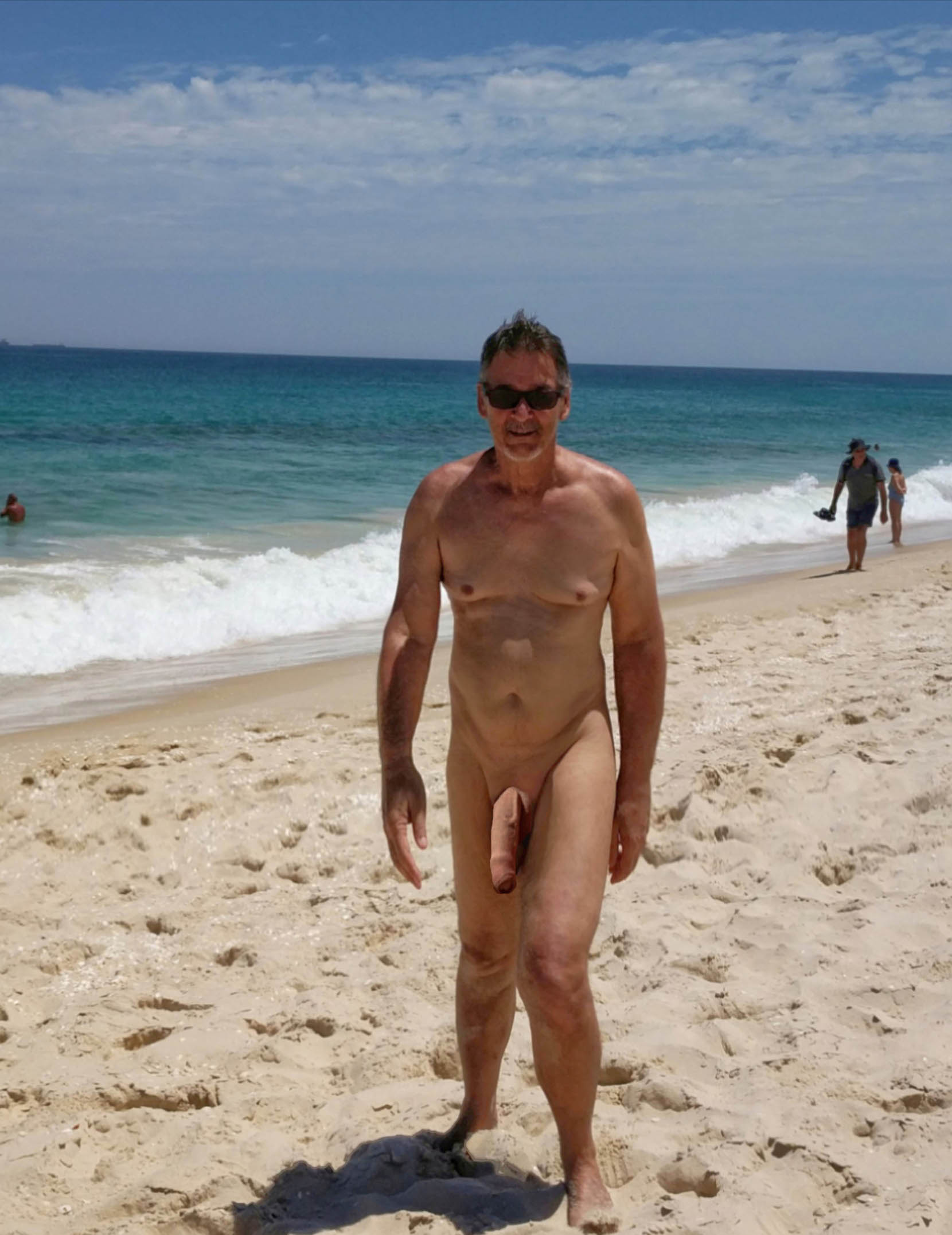 true-nudist-flashing-on-the-beach-4